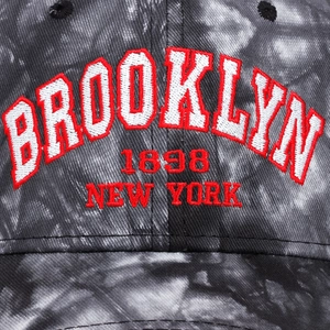 Vista macro del ricamo Brooklyn 1898 su un cappellino da baseball in cotone tie-dye