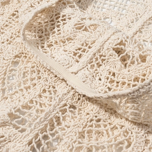 Elegante crèmekleurige gehaakte flare broek met hoge taille en opengewerkte details