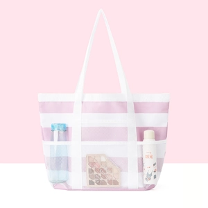 Detailansicht der rosa gestreiften Strandtasche mit drei äußeren Netztaschen für Spielzeug