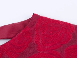 Vue détaillée du tissu jacquard rouge avec texture élégante de motifs de roses