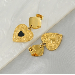 Détails de boucles d'oreilles cœur plaqué or 18K avec émail noir et gravures