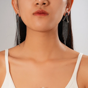 Boucles d'oreilles élégantes à pampilles noires géométriques avec accents de diamant