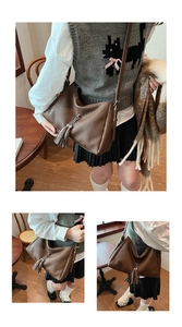 Detail einer vintage braunen Umhängetasche aus Cord mit eleganter Quastenverzierung