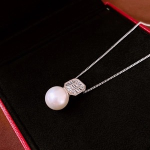 Collier élégant en perles et zircons carrés présenté dans un coffret cadeau de luxe