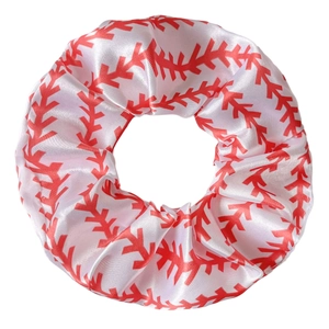 Détail d'un chouchou à cheveux blanc avec motif de couture baseball et texture satin