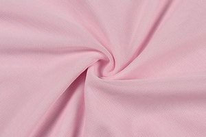 Nahaufnahme von rosa atmungsaktivem Netzgewebe mit feiner Strickstruktur für Kleider