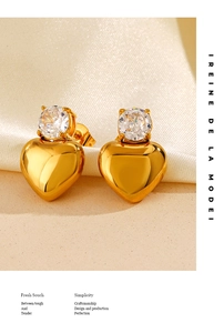 Macro di orecchini a cuore placcati oro 18K con zirconi scintillanti su seta