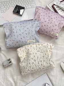 Lot de trousses de maquillage à fleurs en seersucker lilas, bleu et crème pour voyage
