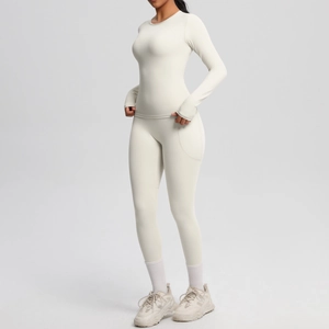 Détail d'un ensemble de yoga beige avec haut à manches longues et poches latérales
