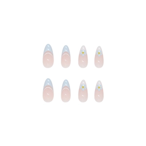 Faux ongles amande avec pointes French bleu clair et motifs floraux de marguerites