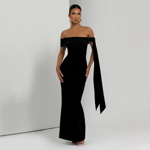 Détail d'une élégante robe longue bustier noire avec dos nu et coupe près du corps chic