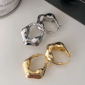 Boucles d'oreilles créoles géométriques irrégulières en métal poli argent et or