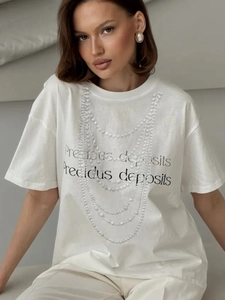 Detailed view of white cotton T-shirt featuring pearl necklace and letter print
