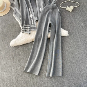 Ensemble 3 pièces en maille grise avec cardigan rayé et pantalon large décontracté