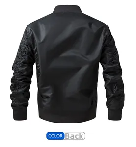 Rückansicht einer schwarzen Bomberjacke mit gerippten Bündchen und glänzendem Finish