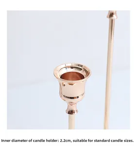 Dettaglio del portacandele in metallo dorato con diametro interno di 2,2 cm per candele