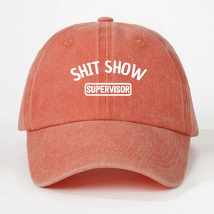 Détail d'une casquette en coton lavé corail avec texte SHIT SHOW SUPERVISOR en blanc
