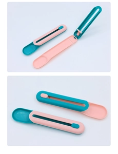 Vue détaillée de la cuillère à friandises rose et bleue avec mécanisme coulissant pour chat