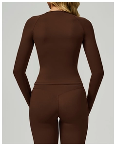 Détail arrière d'un ensemble de yoga marron foncé avec coutures en V et coupe ajustée