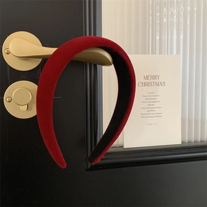 Serre-tête élégant en velours rouge sur poignée dorée avec carte de vœux de Noël