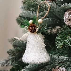 Cloche de Noël pailletée blanche avec pommes de pin et aiguilles sur un sapin