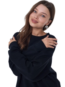 Women's minimalist black crewneck fleece sweatshirt with long sleeves in a relaxed fit