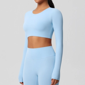 Ensemble de yoga bleu clair avec haut court à manches longues et legging taille haute