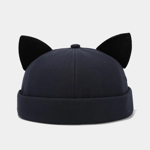 Dettaglio di un cappello miki blu navy con orecchie di gatto nere e bordo arrotolato