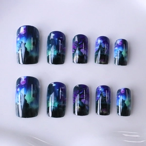 Faux ongles carrés moyens avec motifs ciel étoilé d'aurore et silhouette de forêt