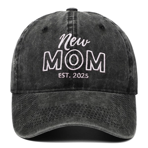 Detailopname van de vintage gewassen katoenen pet met roze New Mom 2025 borduursel