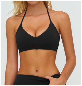 Detail eines schwarzen Halter-Yoga-BHs mit Rückenausschnitt und gebürstetem Stretchstoff