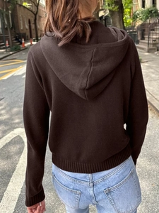 Vue de dos d'un sweat à capuche en maille marron foncé pour femme en extérieur