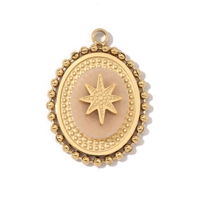 Détail du pendentif ovale doré avec étoile en relief et bordure perlée élégante