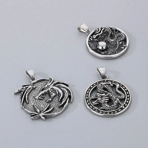 Vue détaillée de pendentifs dragon en argent avec reliefs fins et motifs métalliques