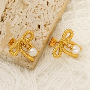 Élégantes boucles d'oreilles nœud dorées avec texture torsadée et perles blanches rétro