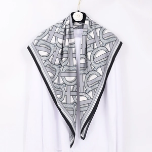 Foulard in simil seta 90cm con motivo a catena geometrica grigia classica su una gruccia