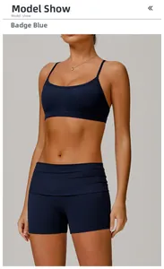 Détail du soutien-gorge de sport et du short taille haute bleu marine en tissu stretch