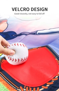 Détail d'une balle de sport velcro adhérant à un tapis de cible de dessin animé