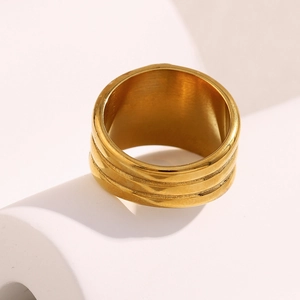 Vue macro d'une bague trois couches plaquée or 18 carats avec finition métallique