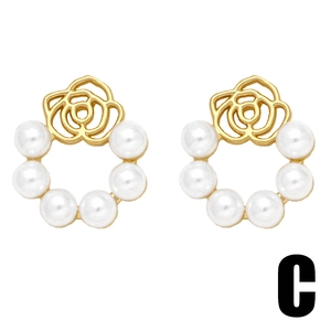 Elegant 18k gold plated flower earrings with white pearls in a triangular design