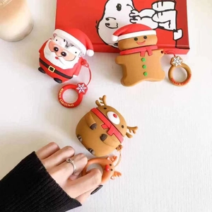 Trois coques de Noël en silicone pour AirPods avec thèmes Père Noël, Bonhomme de pain d'épices