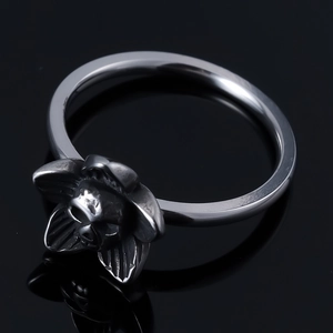 Punk style stainless steel skull and flower ring with vintage silver finish and reflection