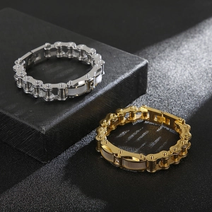 Bracciale a catena meccanica in acciaio al titanio industriale con dettagli mesh oro e argento