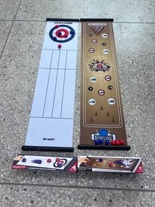 Vue détaillée des tapis de jeu 2-en-1 curling et bowling avec boîtes d'emballage.
