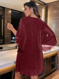 Elegante abito di paillettes bordeaux con scollo a V e maniche a campana per feste serali
