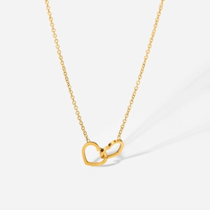 Vista ravvicinata della collana con pendente a doppio cuore in acciaio oro 18K