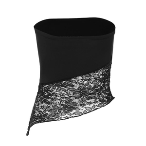 Détail du haut bustier noir avec bordure en dentelle florale asymétrique et coupe slim