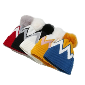 Berretti invernali in maglia con motivi a zigzag e pompon in pelliccia sintetica