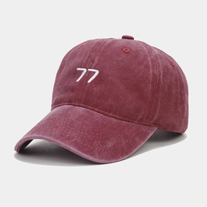 Gros plan sur la casquette vintage bordeaux délavée avec broderie du chiffre 77