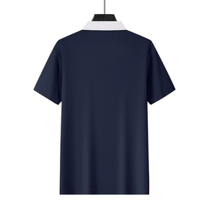 Detail der Rückansicht eines dunkelblauen Herren-Poloshirts mit weißem Kontrastkragen